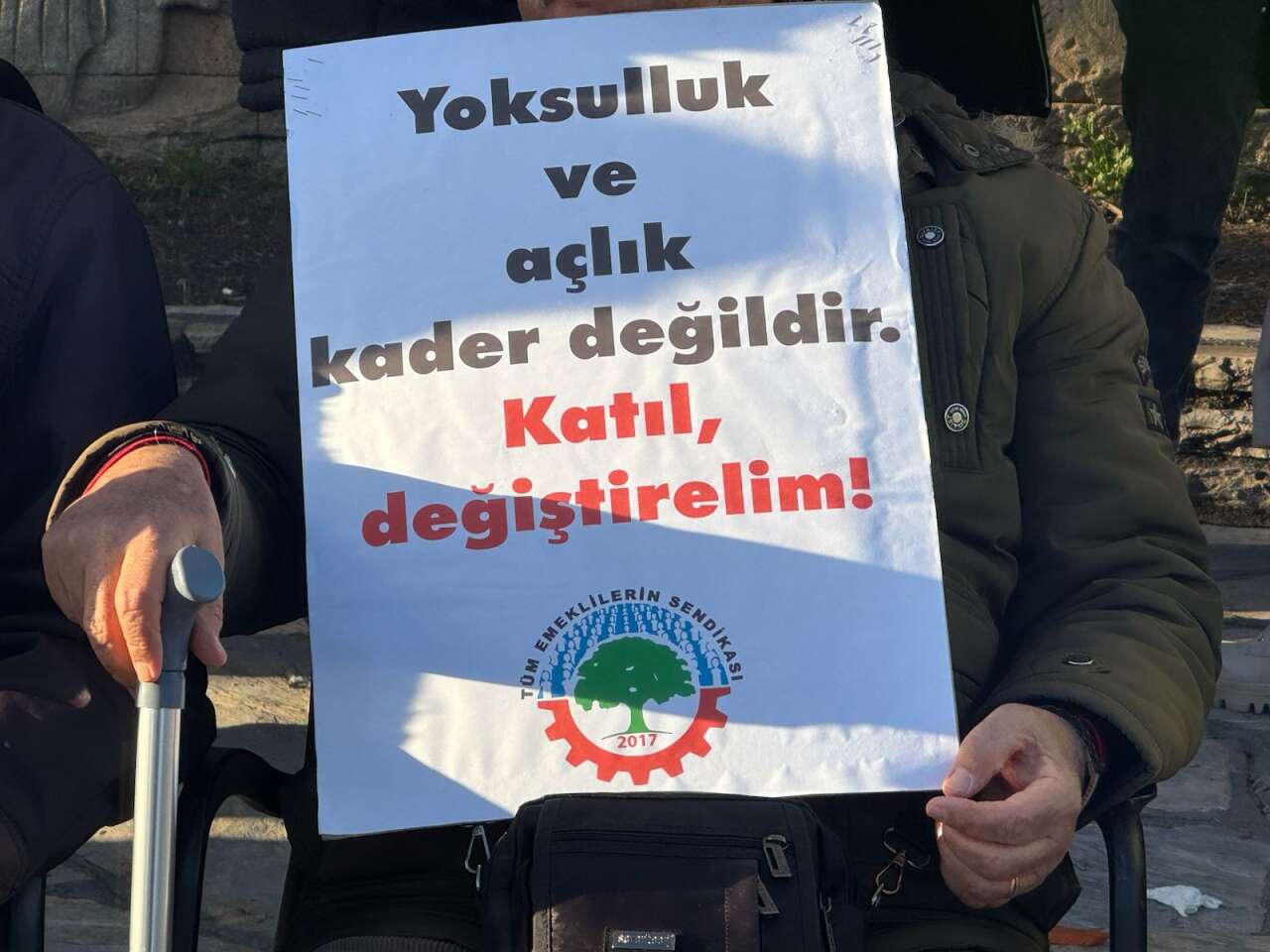 Emekliler Menteşe’de Oturma Eylemi Yaptı: “Geçinemiyoruz, İnsanca Yaşamak İstiyoruz” 3